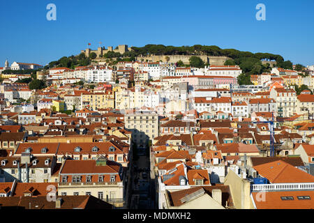 Die Wohnhäuser von Alfama mit Saint George Schloss auf dem Hügel auf dem Hintergrund von der Aussichtsplattform des Aufzug Santa Justa gesehen. Stockfoto