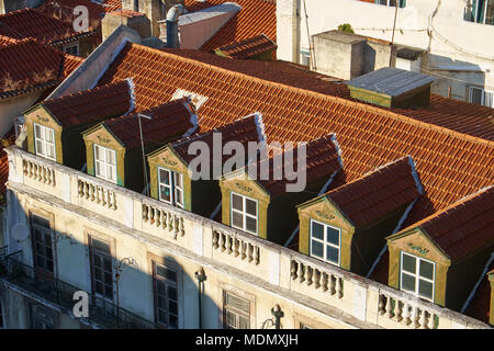 Mansarde Dächern mit Dachgauben im Pombalinischen Unterstadt wie von der Aussichtsplattform des Aufzug Santa Justa gesehen. Lissabon. Portugal Stockfoto