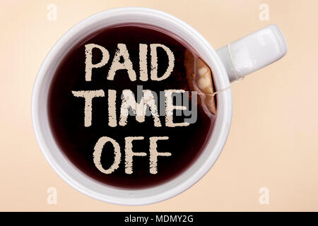 Handschrift text zahlende Zeit weg schreiben. Begriff Sinne Ferienhäuser mit vollständiger Zahlung Ferienhäuser ruhenden Heilung Kaffee in einer Tasse die schlichte backgr Stockfoto