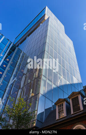 Blick auf New Court, London EC4, moderne Hauptquartier der Banker N M Rothschild & Söhne vom niederländischen Architekten Rem Koolhaus von OMA konzipiert Stockfoto
