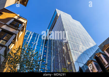 Blick auf New Court, London EC4, moderne Hauptquartier der Banker N M Rothschild & Söhne vom niederländischen Architekten Rem Koolhaus von OMA konzipiert Stockfoto