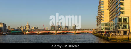 Panoramablick auf Meer Container Haus, ikonische Stadt London moderne Hochhäuser, Blackfriars Brücke über die Themse und St Paul's Cathedral Stockfoto