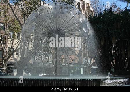 Die El Alamein Fountain in den Fitzroy Gardens, King's Cross wurde von Robert Woodward entworfen. Es eröffnete im Jahr 1961 ein Denkmal für die Australischen kaiserlichen Truppen. Stockfoto