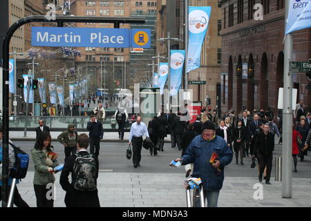 Büro Arbeiter, Touristen und Käufer in Sydneys Martin Place, NSW, Australien Stockfoto