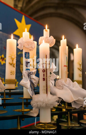 Die erste heilige Kommunion oder Firmung - brennende Kerzen in der Kirche gerudert vor der Zeremonie schöne Dekoration Stockfoto