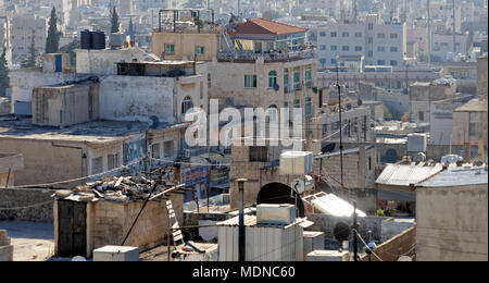Madaba, Jordanien, 11. März 2018: Blick in die unsaubere Hinterhöfe der Stadt im Nahen Osten Stockfoto