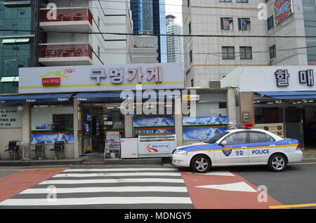 Polizeiauto auf einer Straße in Busan, Südkorea Stockfoto