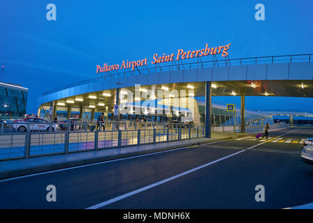 Sankt Petersburg, Russland - ca. August, 2017: Der Internationale Flughafen Pulkovo am Abend. Stockfoto