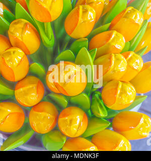 Künstliche gelbe Tulpen Nahaufnahme einen Hintergrund mit den blühenden Tulpen Stockfoto