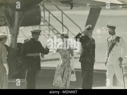 Königin Elizabeth II., begleitet von dem Gouverneur, Sir John Lavarack, Stockfoto