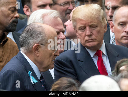 New York, USA, 11. September 2016. US-Präsident Donald Trump hört auf der ehemalige New Yorker Bürgermeister Rudolph Giuliani in dieser Datei Foto vom 9/11/2016 September 11 Memorial in New York City. Giuliani die Rechtsabteilung von Trumpf in einer Bemühung, Russland die Untersuchung des speziellen Rat zu lösen, war es am 19. April 2018 angekündigt. Foto von Enrique Shore​/Alamy Stock Foto Stockfoto