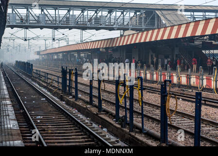 AGRA, INDIEN - NOVEMBER 9, 2017: die Menschen am Bahnhof in Agra, Indien Stockfoto