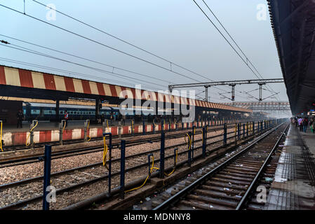 AGRA, INDIEN - NOVEMBER 9, 2017: die Menschen am Bahnhof in Agra, Indien Stockfoto