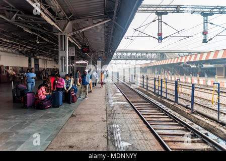 AGRA, INDIEN - NOVEMBER 9, 2017: die Menschen am Bahnhof in Agra, Indien Stockfoto