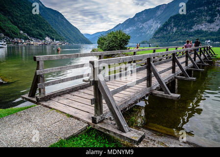 Hallstatt, Österreich - August 5, 2017: Malerische Aussicht auf Holzbrücke im See in Hallstatt Stockfoto