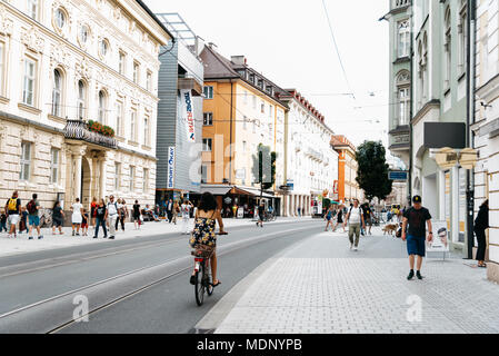 Innsbruck, Österreich - August 9, 2017: Weibliche Radfahrer in der Maria-Theresien-Straße im historischen Zentrum Stockfoto