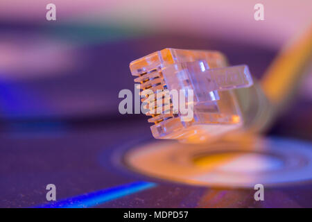 Nahaufnahme des Ethernet Kabel mit der Reflexion auf die leere Disc. Stockfoto