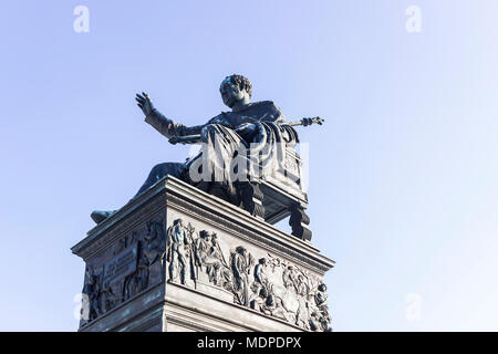 Die Statue von König Maximilian I. mit blauem Himmel Hintergrund Stockfoto