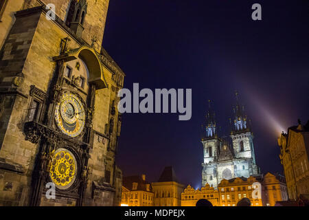 Blick auf die Altstadt in der Nacht in Prag Stockfoto