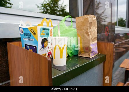 Sankt Petersburg, Russland - ca. September 2017: Abfälle Verpackungen an einem MCDONALDS. McDonald's ist eine US-amerikanische Hamburger und Fast Food Restaurant kette. Stockfoto