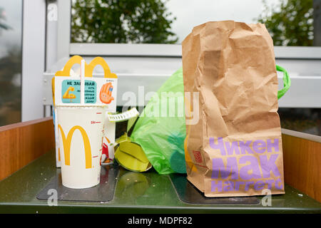 Sankt Petersburg, Russland - ca. September 2017: Abfälle Verpackungen an einem MCDONALDS. McDonald's ist eine US-amerikanische Hamburger und Fast Food Restaurant kette. Stockfoto