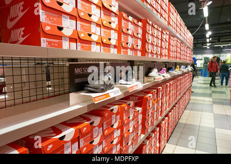 Sankt Petersburg, Russland - ca. Oktober 2017: inside Nike Factory Store in Sankt Petersburg. Stockfoto