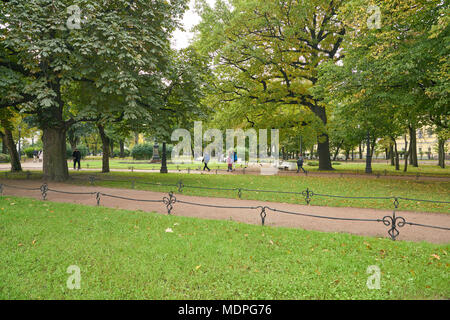 Sankt Petersburg - ca. Oktober 2017: Park in Sankt Petersburg am Tag. Stockfoto