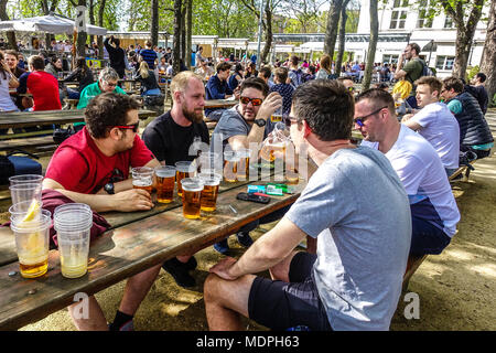 Prager Biergarten, Letensky zamecek Restaurant in Prag Letna Park, Prag, Tschechische Republik, Freunde Männer trinken Bier draußen Stockfoto
