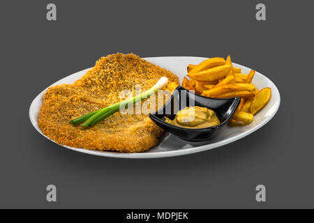 Schweinesteak garniert mit Pommes Frites, Sauce und frische grüne Zwiebel Stockfoto