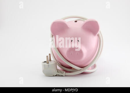 Energieeinsparungen Konzept. Sparschwein mit Netzstecker. Stockfoto