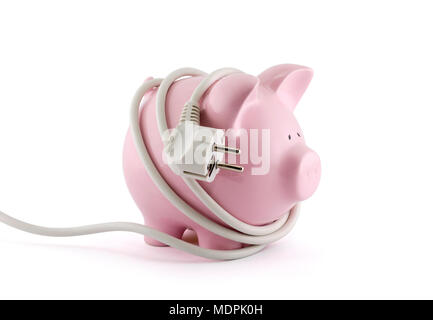 Energieeinsparungen Konzept. Sparschwein mit Netzstecker. Beschneidungspfad enthalten. Stockfoto