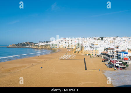 Panoramablick, Blick auf die Altstadt von Stadtzentrum von Albufeira in der Algarve, Portugal. Albufeira ist eine Küstenstadt in der südlichen Region der Algarve in Portugal. Es ist ein Stockfoto