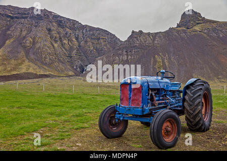 Vintage bunte Traktor in weite Landschaft Island Stockfoto