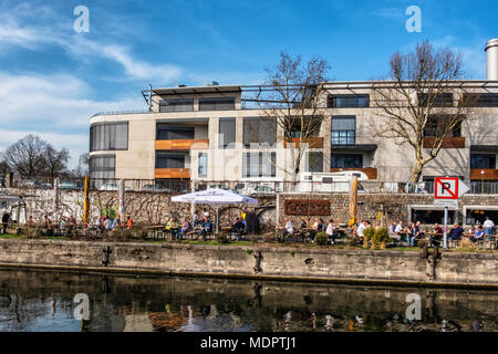 Berlin Charlottenburg. Caprivi riverside Biergarten & Noack Skulptur Zentrum mit Leerzeichen, Galerie & Künstler" am Ufer der Spree. Stockfoto