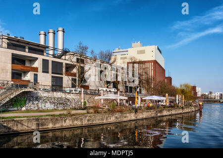 Berlin Charlottenburg. Caprivi riverside Biergarten & Noack Skulptur Zentrum mit Leerzeichen, Galerie & Künstler" am Ufer der Spree. Stockfoto