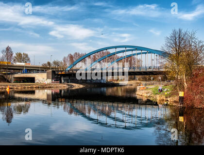 Berlin Charlottenburg-Wilmersdorf. Mörschbrücke. Stahl gebunden - arch Straßenbrücke über den Westhafen Kanal & Mann angeln Stockfoto