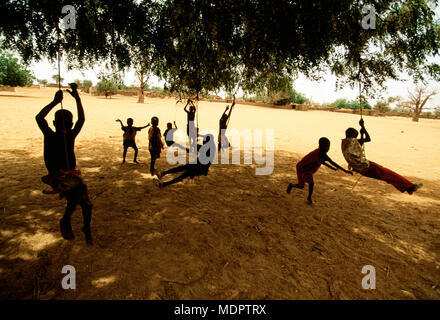 Der Dogon, Mali; Jungen spielen auf Schaukeln Stockfoto