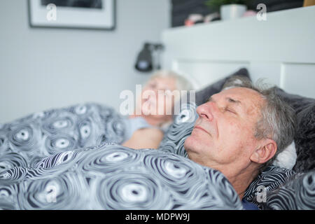 Portrait von älteren Menschen schlafen in komfortablen Bett mit Frau Stockfoto