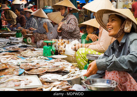 Hoi An, Vietnam; Frauen in traditionellen konischen Hüte in der Altstadt Fischmarkt Stockfoto