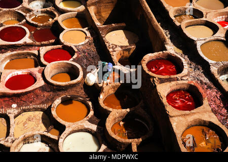 Fes, Marokko; Färben Gruben in der alten Gerberei. Stockfoto