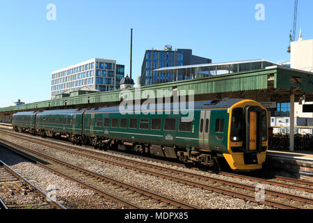 Great Western Railways Class 158 158952 in Cardiff Central Railway Station, South Wales, UK mit einem Service Cardiff zu Portsmouth Harbour. Stockfoto