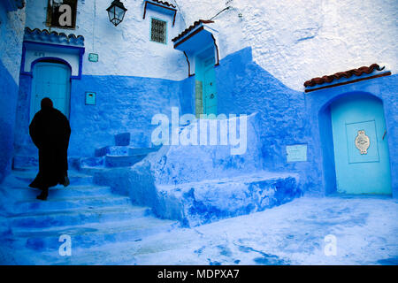 Chefchaouen, Marokko; Frau in traditioneller Kleidung in der Altstadt. Stockfoto