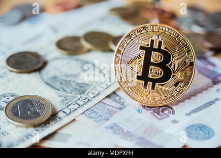 Bitcoin, Euro, Dollar und Rubel Münzen auf Papier Währung Stockfoto