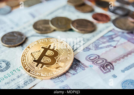 Bitcoin, Euro, Dollar und Rubel Münzen auf Papier Währung Stockfoto