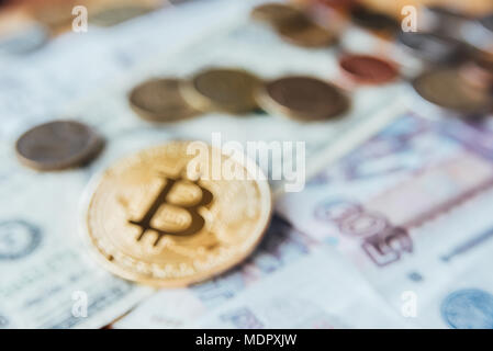 Bitcoin, Euro, Dollar und Rubel Münzen auf Papier Währung. Unscharfe, Defokussierten Stockfoto