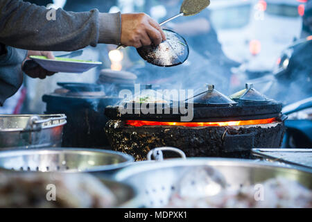 Nha Trang, Vietnam - 16. März 2017: Street Food, Kochen banh xeo-herzhaften Reis - Mehl Pfannkuchen mit Garnelen und Sojasprossen Stockfoto