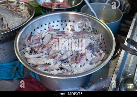 Nha Trang, Vietnam - 16. März 2017: Street Food, Kochen banh xeo-herzhaften Reis - Mehl Pfannkuchen mit Garnelen und Sojasprossen Stockfoto