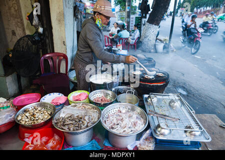 Nha Trang, Vietnam - 16. März 2017: Street Food, Kochen banh xeo-herzhaften Reis - Mehl Pfannkuchen mit Garnelen und Sojasprossen Stockfoto