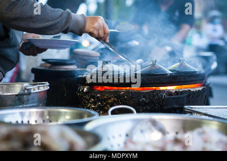 Nha Trang, Vietnam - 16. März 2017: Street Food, Kochen banh xeo-herzhaften Reis - Mehl Pfannkuchen mit Garnelen und Sojasprossen Stockfoto