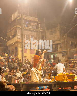 Varanasi/Indien - März 04, 2018. Die Stadt hat 88 ghats. Die meisten ghats Baden und Puja Zeremonie ghats. Stockfoto